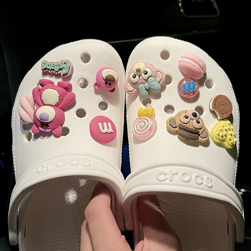 Gấu dâu phụ kiện dép Crocs charm DIY khóa giày crocs jibbitz Nhựa trang sức Phụ kiện trang trí giày crocs nút trang trí giày trẻ em Dép Sandal Đồ trang sức Quà tặng sáng tạo món quà đặc biệt