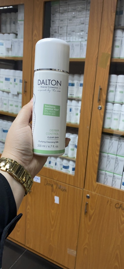 Sữa rửa mặt dành cho da dầu, da mụn Dalton Derma Control Purifying Cleansing Milk