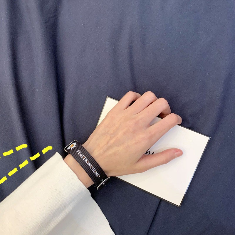 Vòng tay mặt hoa cúc nhỏ thiết kế dễ thương thời trang cho nữ | BigBuy360 - bigbuy360.vn