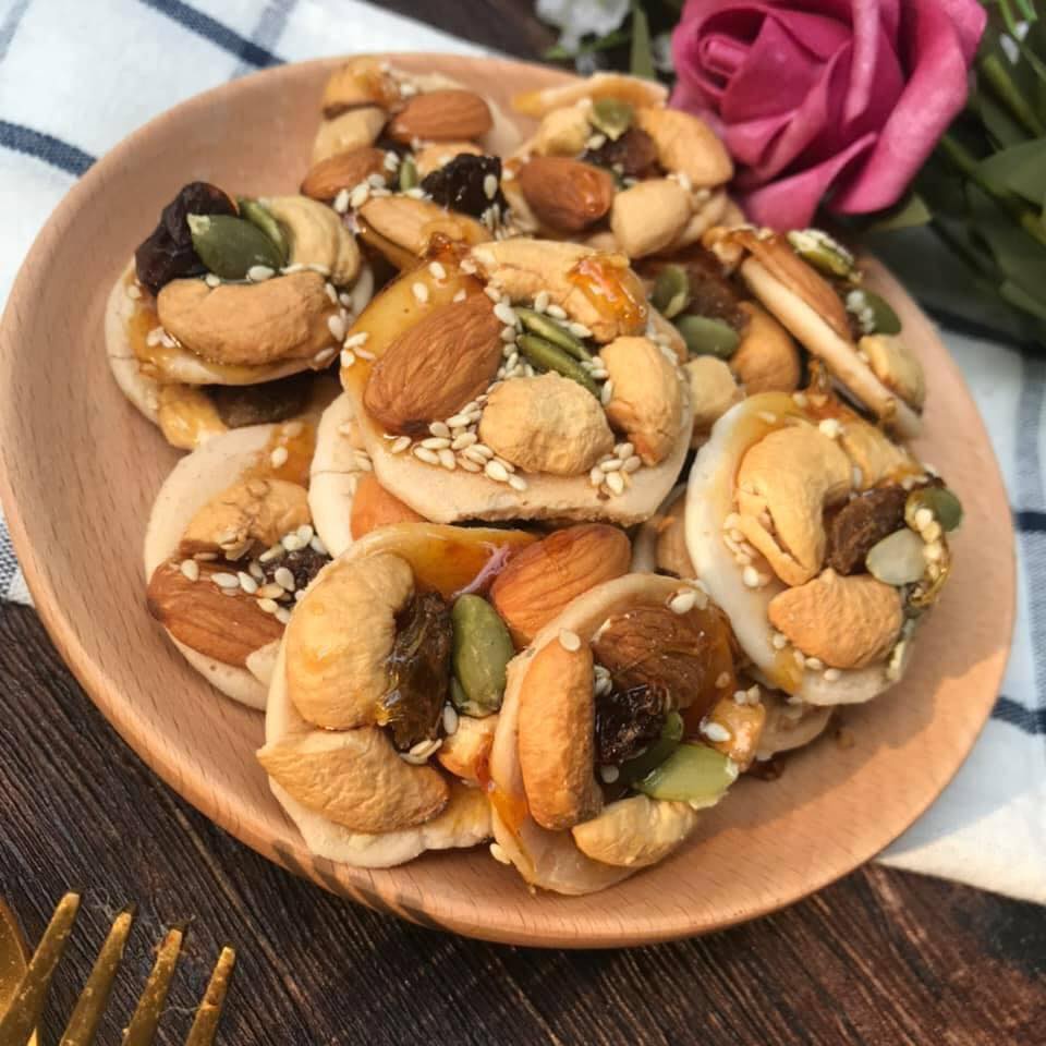 1 Kg Bánh Đồng Tiền Mix Vị: Hạt Điều, Hạnh Nhân, Nho, Mè thơm ngon