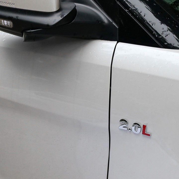 Decal tem chữ 1.8T, 2.0T và 3.0T inox dán đuôi xe ô tô, xe hơi kích thước 8.5×2.5cm