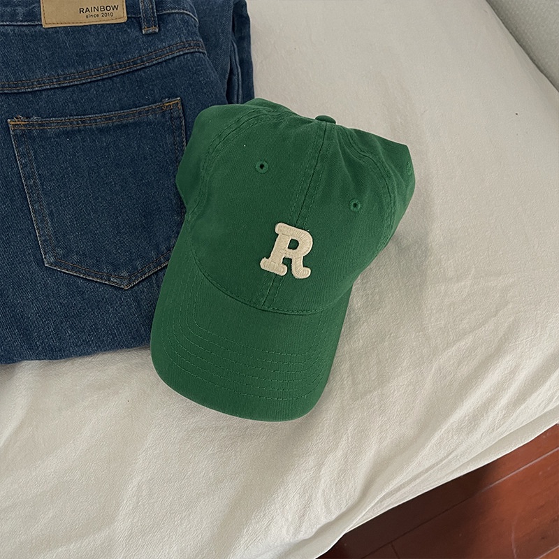 Mũ lưỡi trai gắn thêu hình chữ R chu vi lớn kiểu thể thao Hàn Quốc cho nam mặt nhỏ