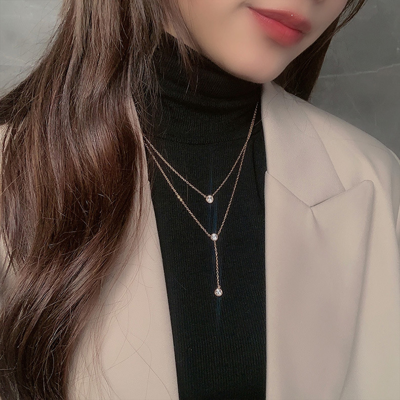 Vòng cổ hai lớp bằng thép titan mạ vàng 18K phối mặt đá kim cương