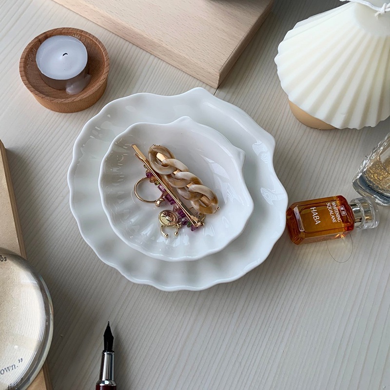 Đĩa sứ trắng đựng trang sức hình vỏ sò sang trọng