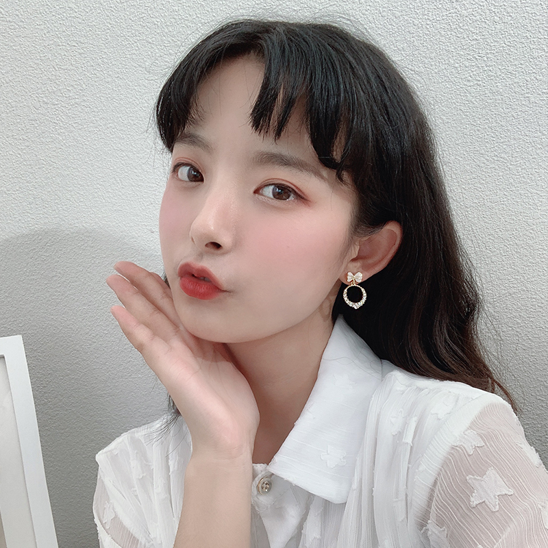 Khuyên tai tròn hình bướm phong cách Hàn Quốc thời trang