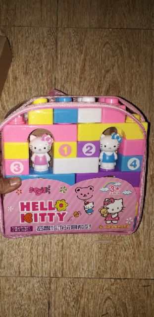 Một bộ giỏ ráp hình đa năng bằng nhựa kèm 2 chú mèo Kitty