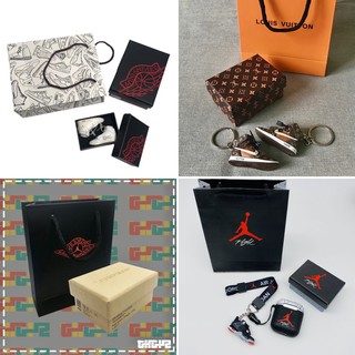 Phụ kiện móc khóa mini sneaker - Mô hình mini sneaker 1:6 - Túi giấy