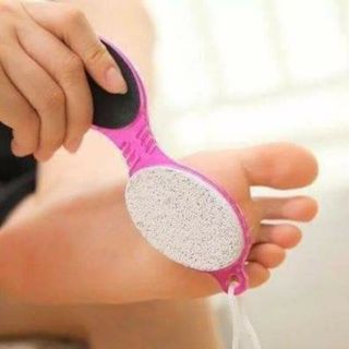 Chà gót chân cho da khô và nứt