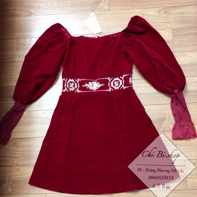 Váy nhung đỏ tay bồng