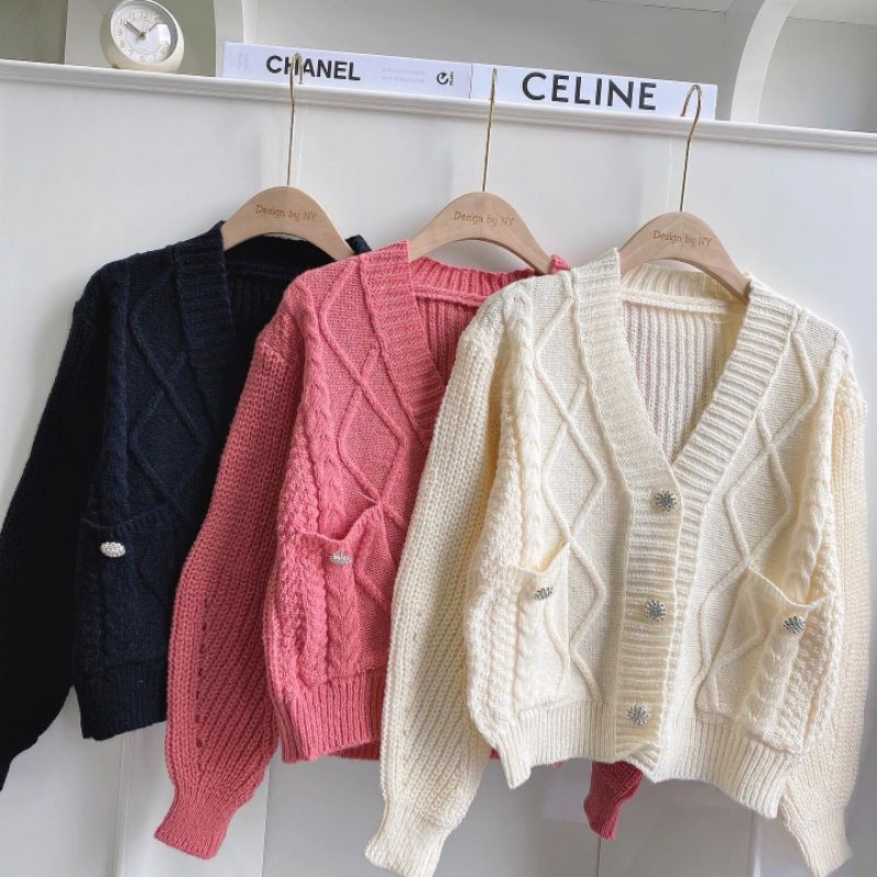 Áo khoác len cardigan cổ tim khuy đá.