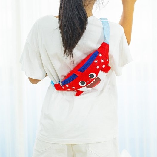 Túi đeo chéo hình cá mập