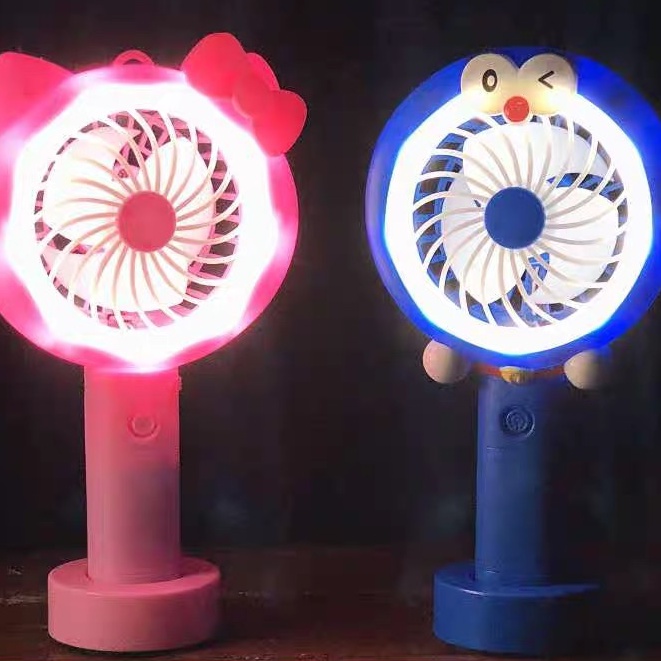 Quạt tích điện cầm tay mini hình chú Doremon, kitty, ngộ nghĩnh có đế T2