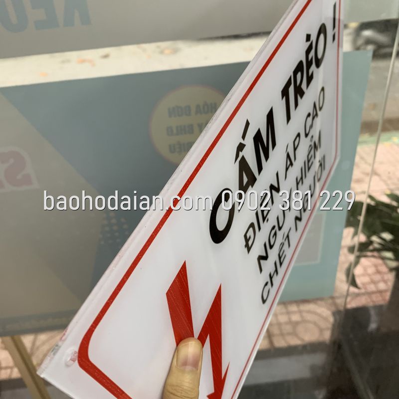 Cấm trèo! Điện áp cao nguy hiểm chết người (mica 24 x 36cm)