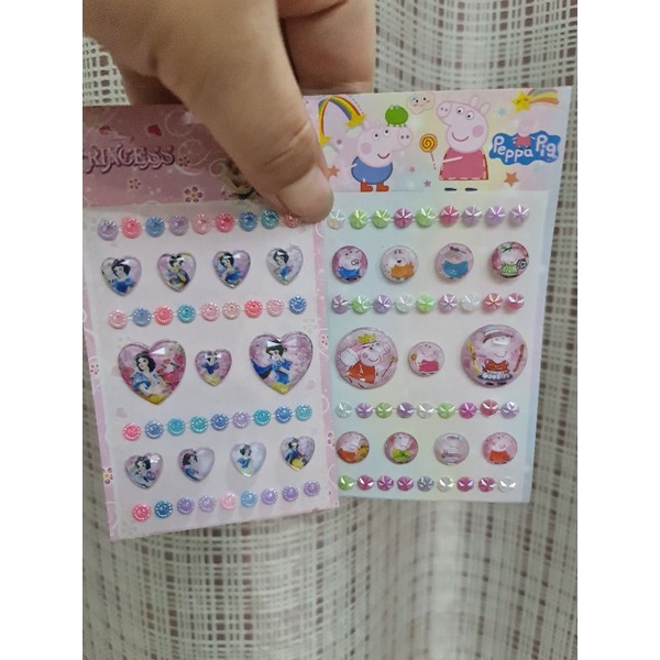 Sticker nhựa 3D nổi hình hoạt hình, có thể dùng như charm trang trí.