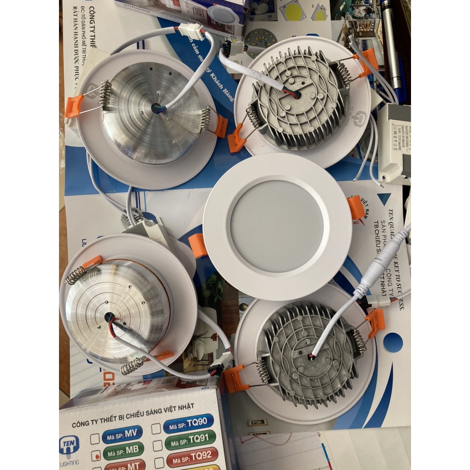 Đèn led âm trần viền trắng đế Đúc