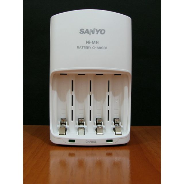 Bộ sạc pin AA / AAA chính hãng Sanyo Eneloop MQN06