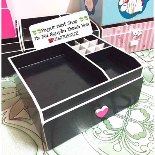 Kệ mỹ phẩm 25cm đen núm tim hồng 9 ô son