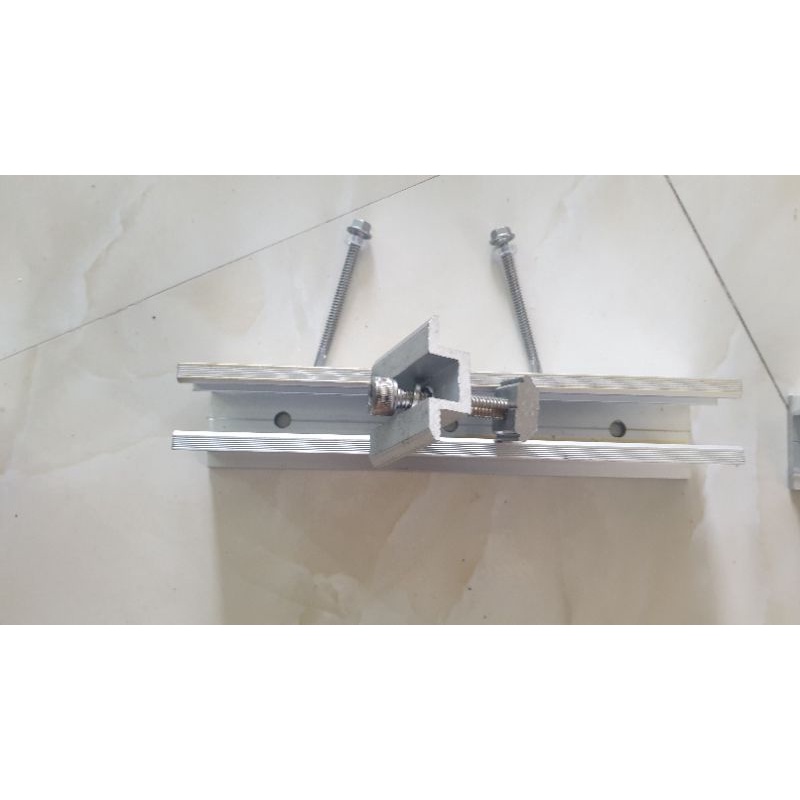 Thanh U rai nhôm lắp tấm pin năng lượng mặt trời.kèm 2 vít.