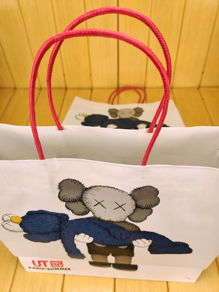 Túi giấy UNIQLO đựng quà in hình Kaws xinh xắn