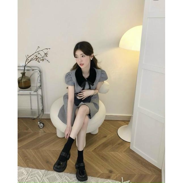 Đầm suông kẻ ô nhí cổ đen nút