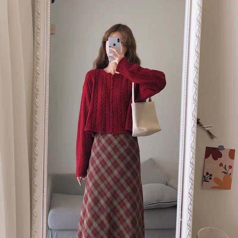 Áo len đỏ mix chân váy caro phong cách vintage