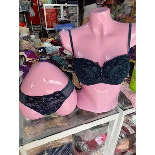 manocanh thân trên mặc đồ lót
