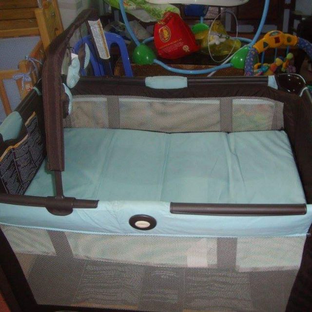 Nôi xếp gọn du lịch graco màu nâu