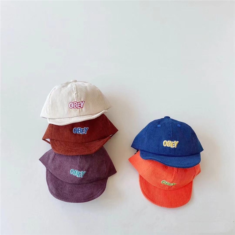 Mũ lưỡi trai nhung mềm mại thêu chữ cho bé