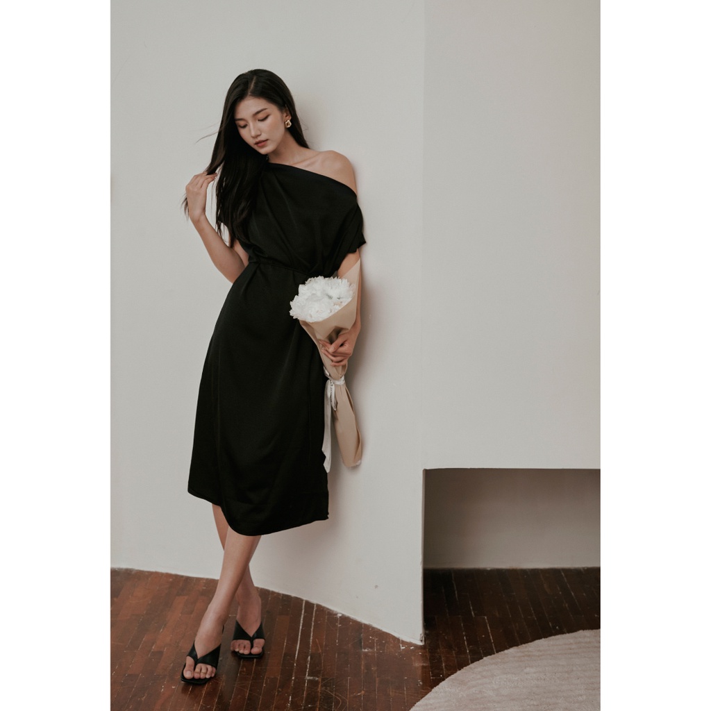 Váy lệch vai đen Midi off-shoulder Dress by Lauren loungewear