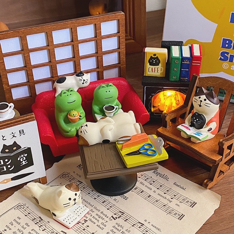 Mô hình mèo chủ đề tiệm sách