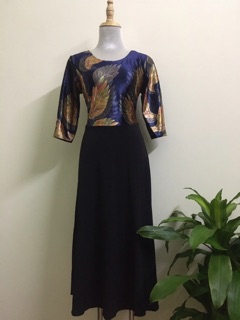 Đầm nhung phối chân xoè