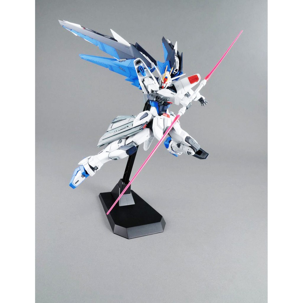 Mô hình lắp ráp Gundam Bandai MG Freedom Gundam Ver 2.0