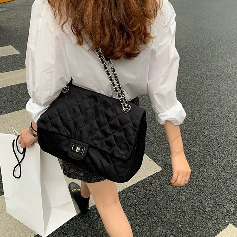 Túi xách cỡ lớn chất liệu nylon phối chuỗi dây xích phong cách retro thời trang cá tính cho nữ