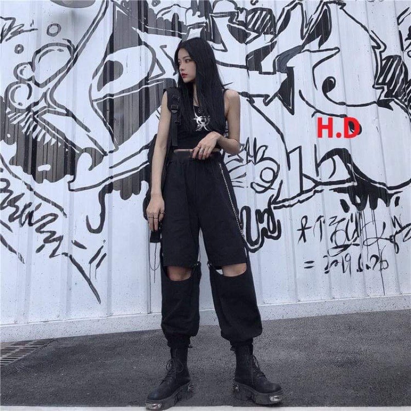 Set áo croptop 3 lỗ + quần jogger hở gối tháo rời thành quần sooc