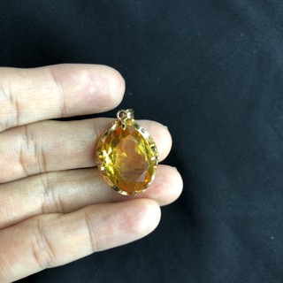 Mặt dây chuyền đá vàng