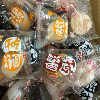 Bánh mochi mini, vỏ nếp phủ vừng mè. Thơm ngon, hấp dẫn. 1 thùng được hơn 70 chiếc. Bánh rất ngon các chị em nhé. Yumy.