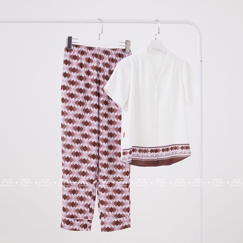 Folie Homewear đồ bộ mặc nhà tay ngắn quần dài lụa tằm ý FB120.1 áo trắng kem quần họa tiết nâu