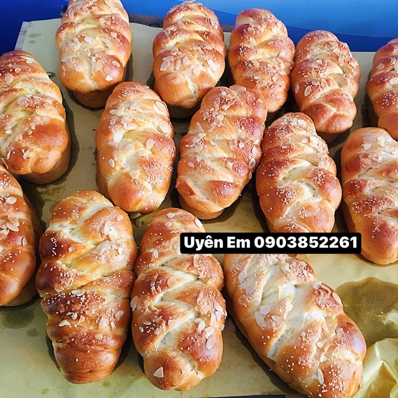 Bánh Mì Hoa Cúc Hạnh Nhân