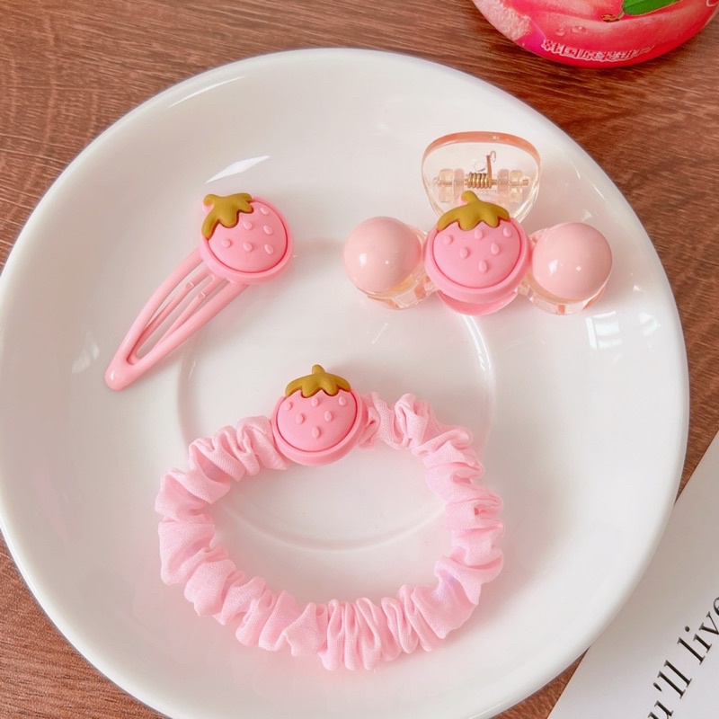 Kẹp và và cột tóc tông hồng hình Dâu dễ thương cho bé
