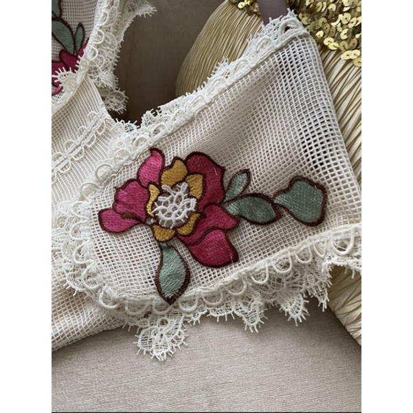 Váy ren hoa cao cấp.