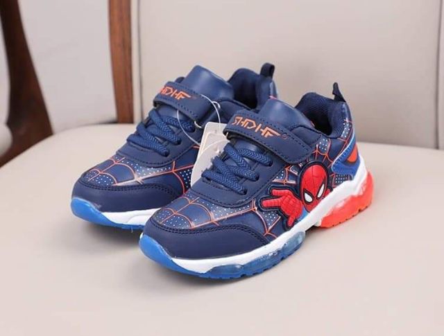 Giày thể thao bé trai