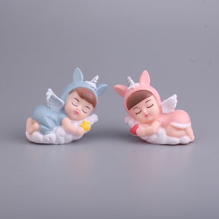 Em bé ôm gối ngủ