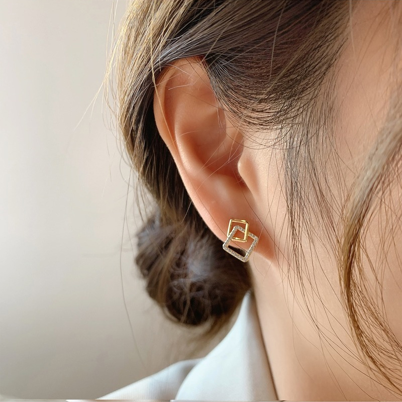 Đôi Khuyên Tai Hợp Kim Đính Đá Phong Cách Cổ Điển Dành Cho Bạn Nữ