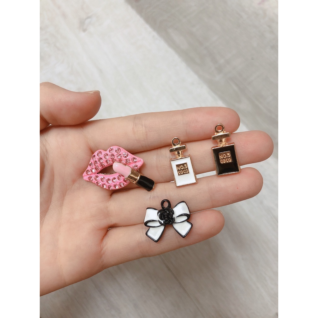 STICKER/JIBITZ/ CHARM MÔI NƠ NƯỚC HOA TRANG TRÍ DÉP SỤC