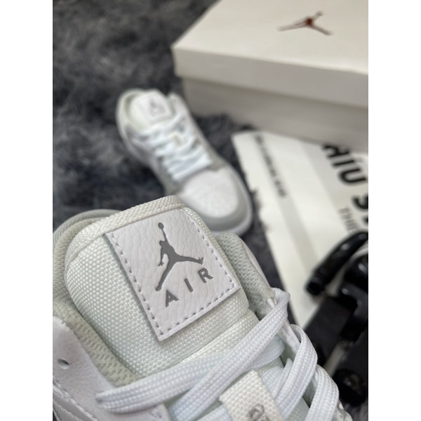 (Híu)Giầy Nam Nữ Air Jordan 1 low Berlin Grey |Xám Trắng | Da Nhăn Cực Tốt | Đế Khâu Bền Bỉ