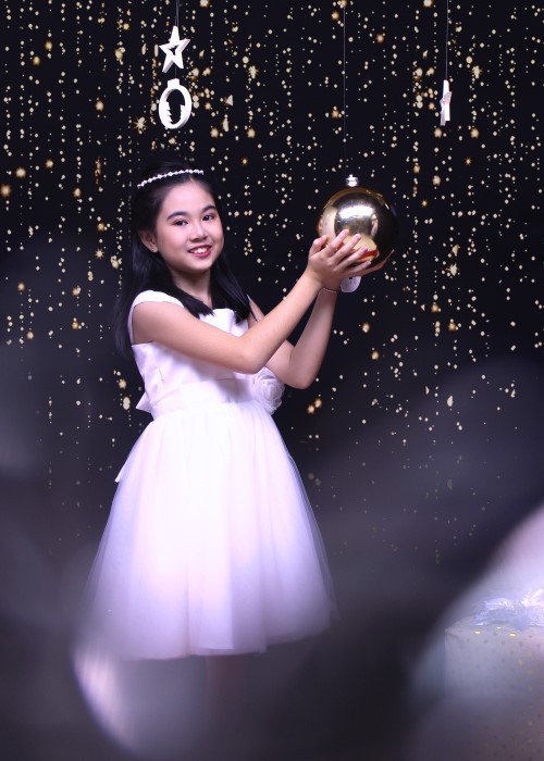 Đầm tiệc bé gái tay nhún đính hoa trắng Jadiny