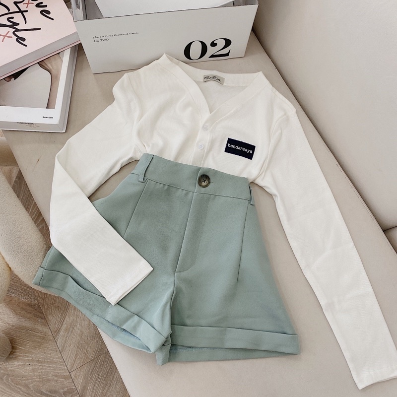 Set áo thun trắng cổ V tay dài gài nút thêu logo , quần short xanh gấp line