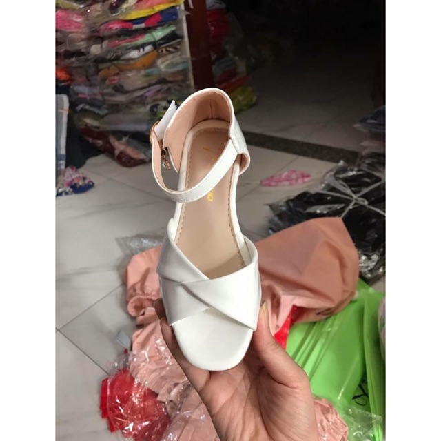 sandal bé gái trắng