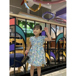 Đầm hoa cổ nút xếp ly sang trọng