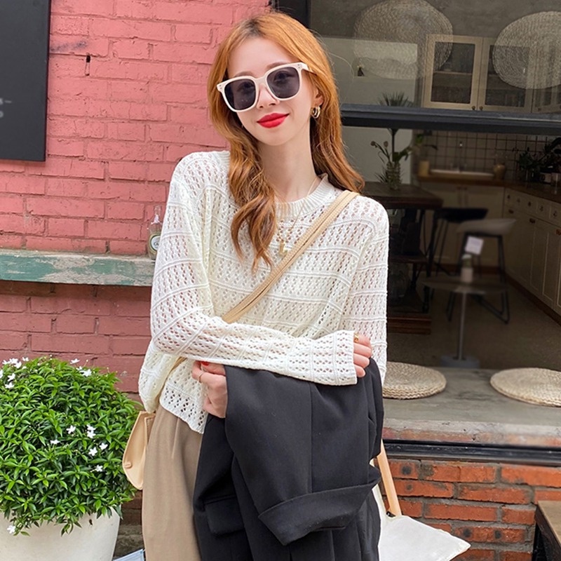 Áo Thun Nữ Cổ Tròn Dáng Rộng Khoét Lỗ